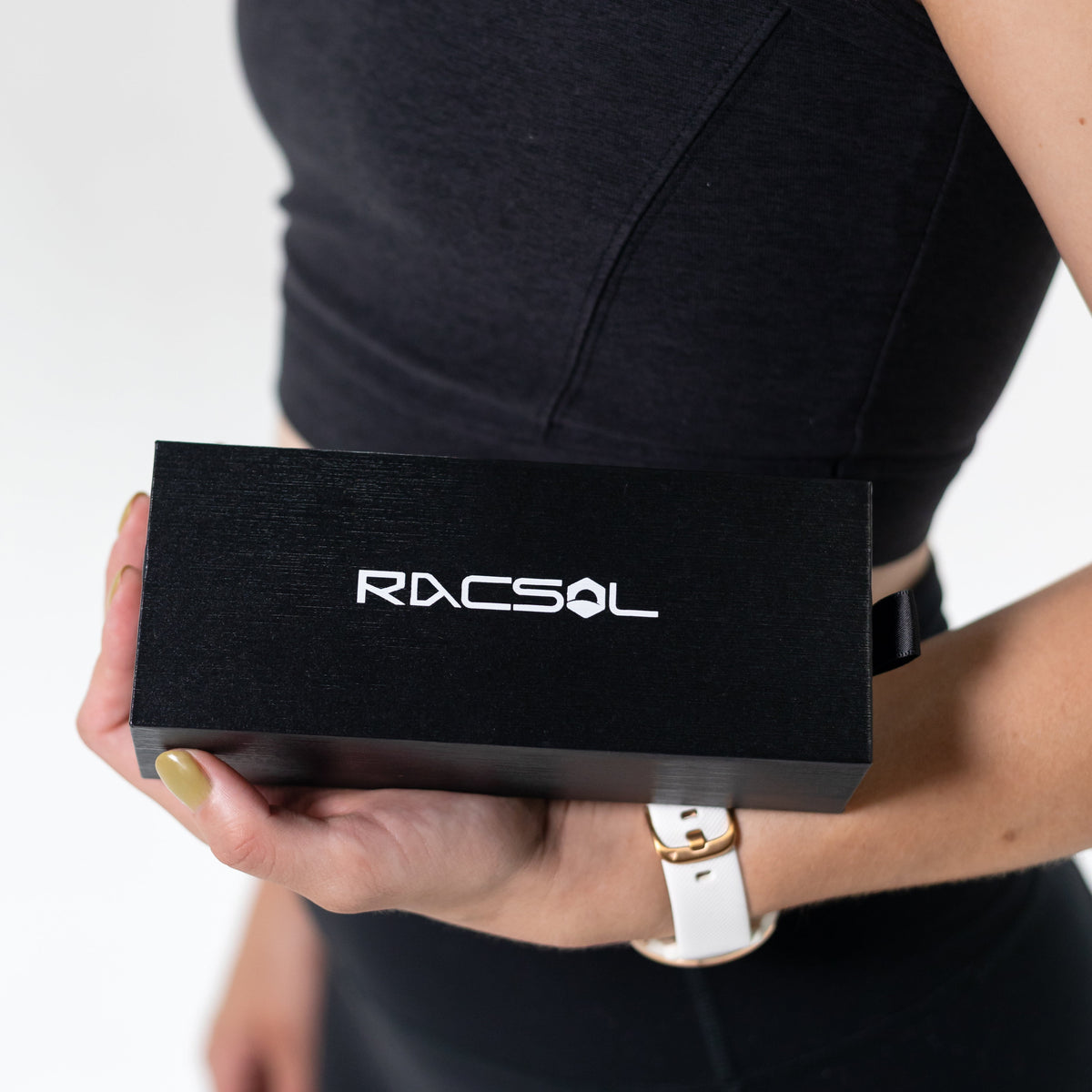 mujer llevando lentes deportivos racsol runner empaque