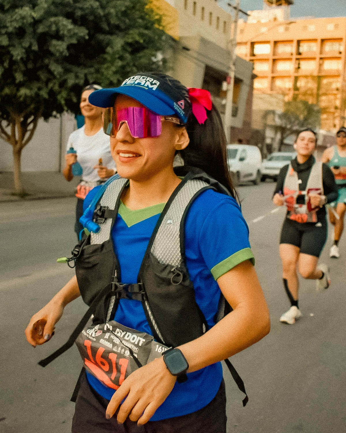 mujer adulta usando lentes running venus racsol con armazon tr-90 y ligeros para correr.