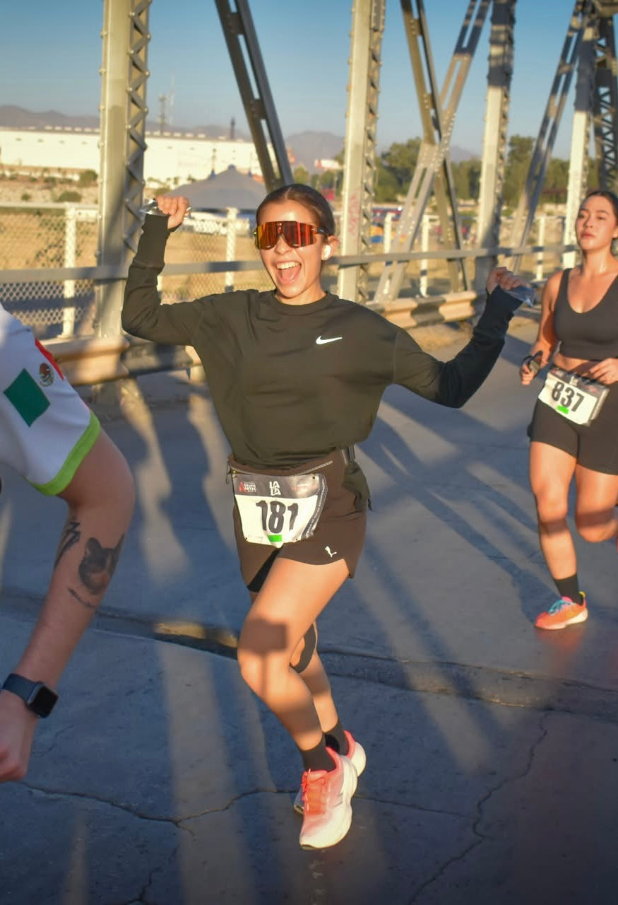 mujer  runner usando lentes de running deportivos racsol eclipse hype 2026