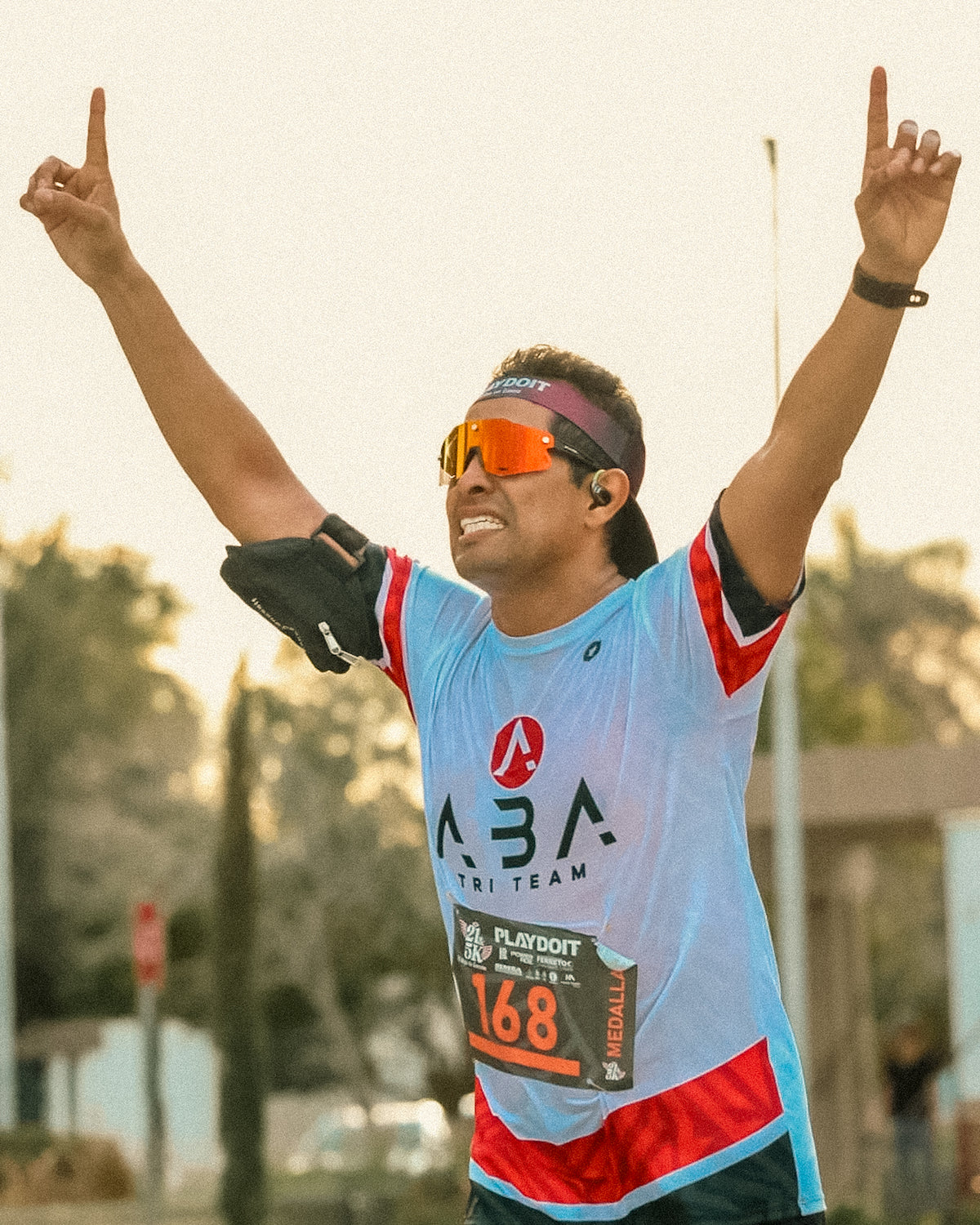 hombre runner usando lentes deportivos racsol eclipse.