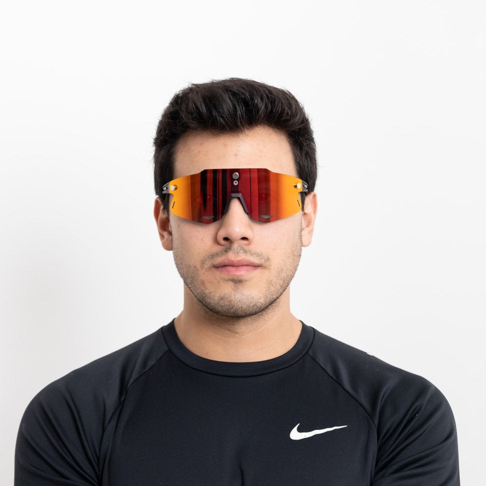 Corredor usando lentes deportivos RACSOL modelo ECLIPSE para correr