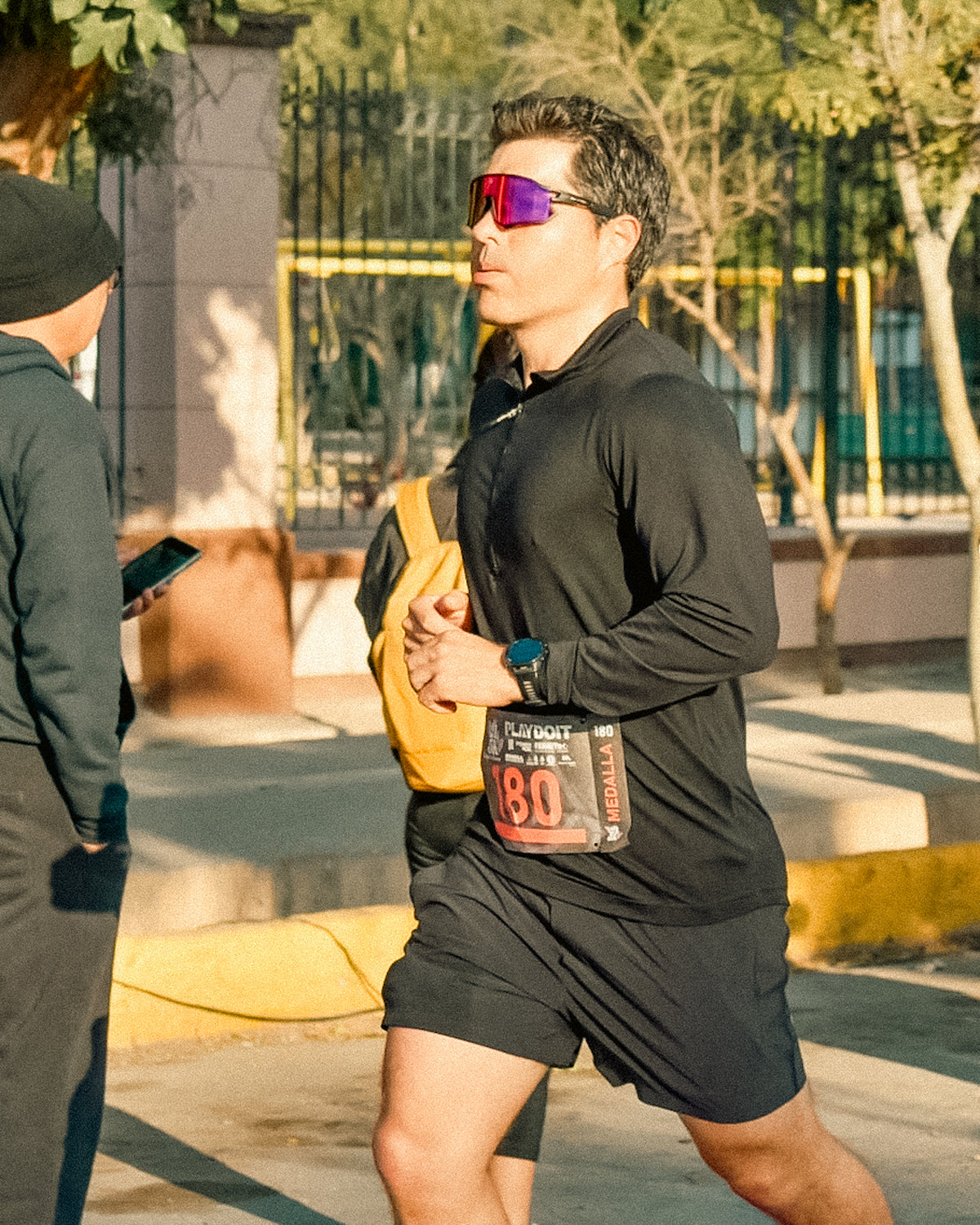 los atletas adultos méxicanos utilizando lentes running racsol de tr90 y proteccion uv400.
