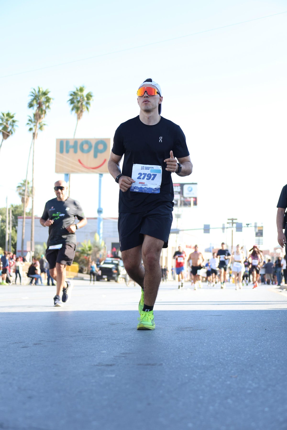 hombre joven usando lentes eclipse de la marca de nicho para running mexicana racsol.