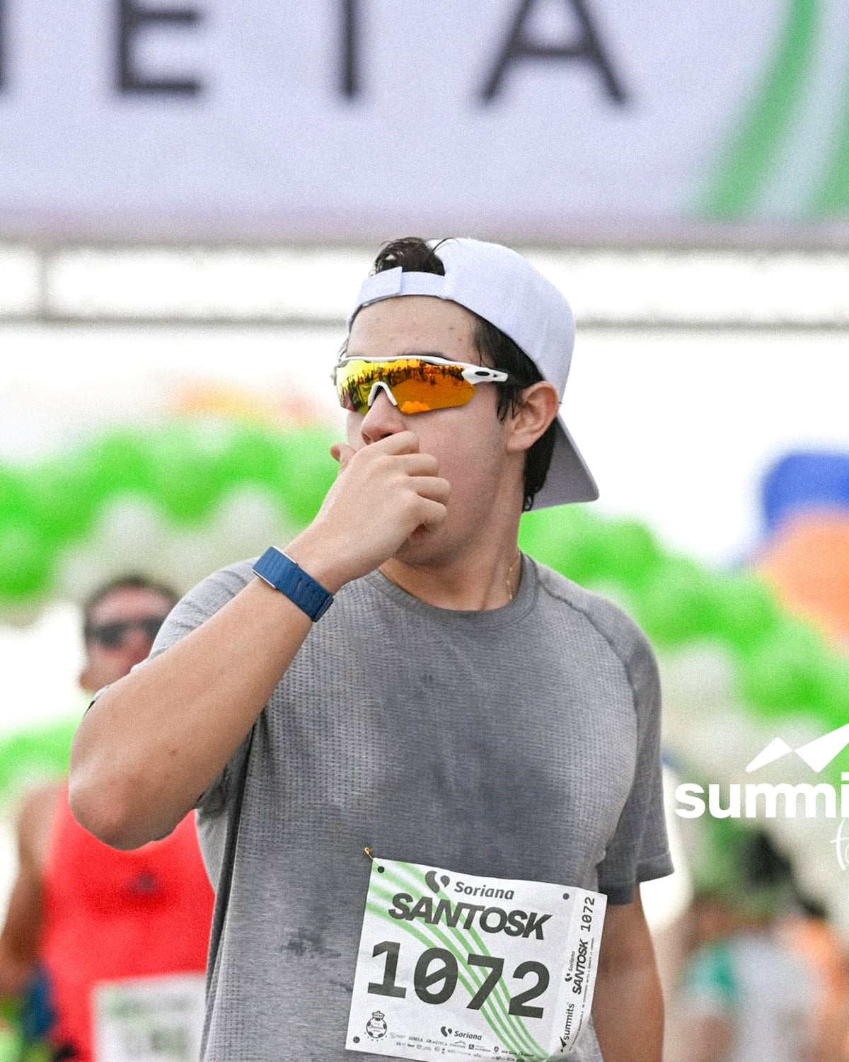 hombre usa lentes con mas hype en running racsol por su estilo urbano y proteccion uv400