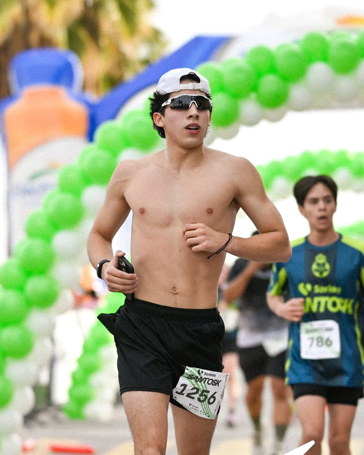 hombre utiliza lentes de running racsol y lso prefiere sobre otras marcas por su ligereza y proteccion uv