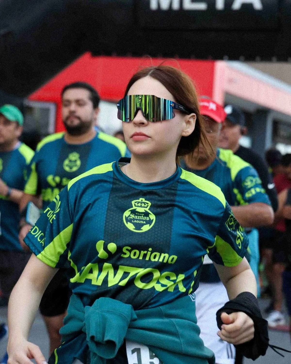 corredora usando lentes running Racsol. carrera deportiva.
