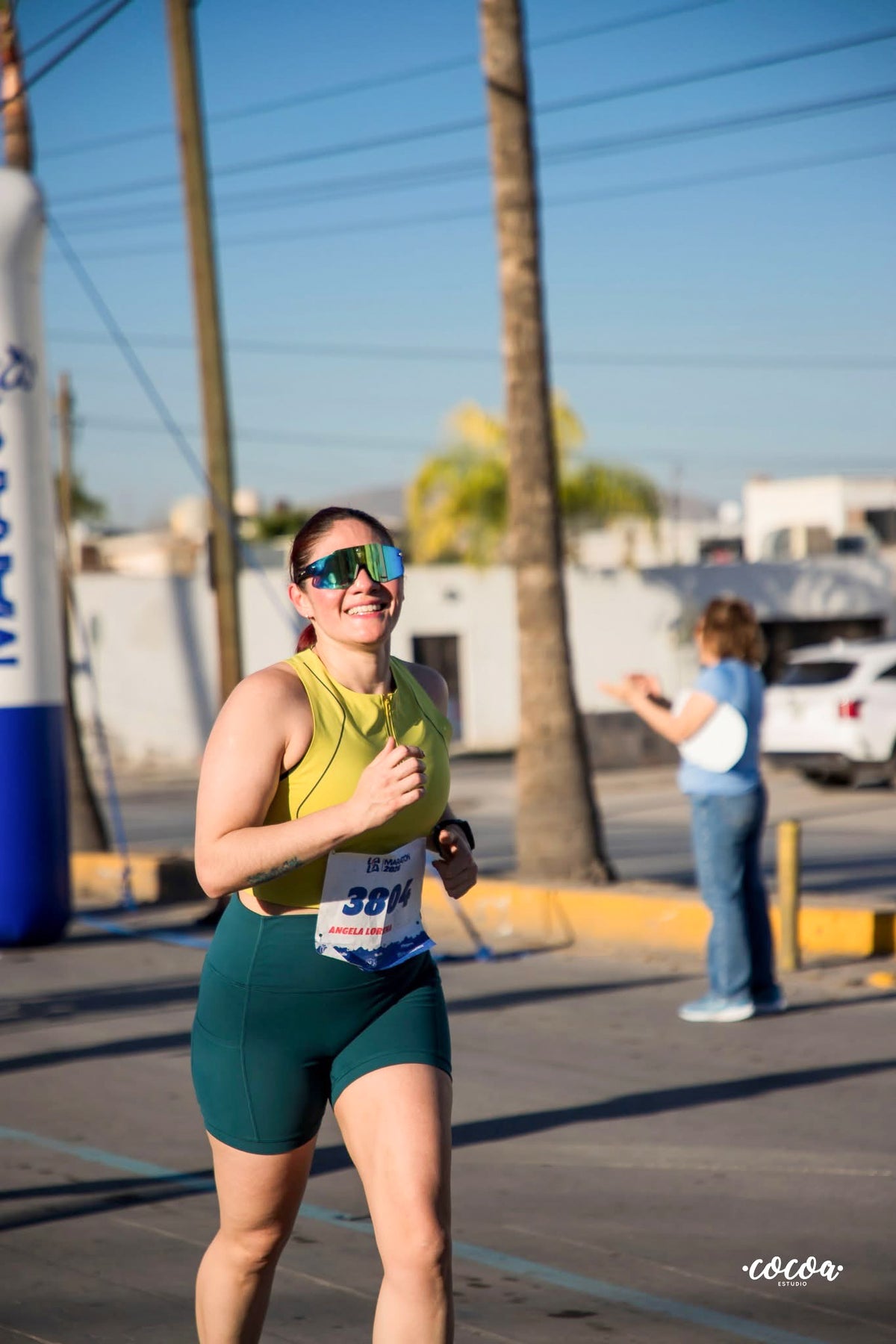 mujer con outfit racsol lentes deportivos para running y correr en mexico