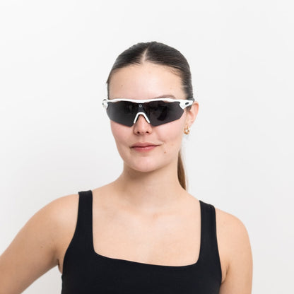 Mujer usando lentes deportivos RACSOL modelo NOX para correr