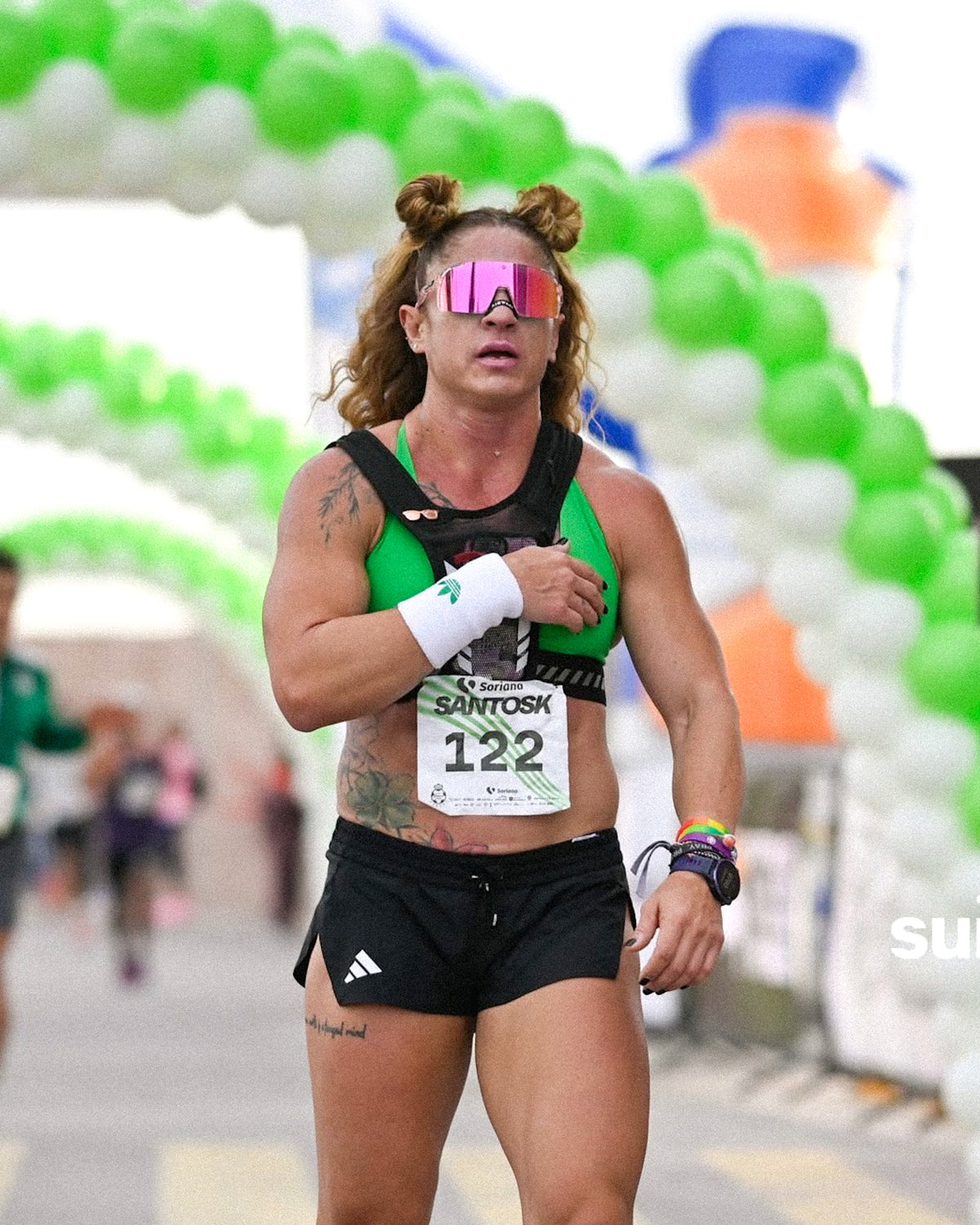 mujeres atletas usan lentes running racsol por su versatilidad en outfits deportivos y rendimiento uv400