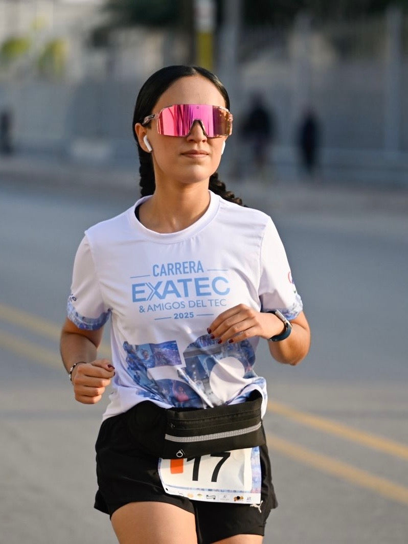 Mujer combina su outfit con lentes running racsol modelo venus colr rosa .